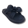 sandalias planas con lazo negro