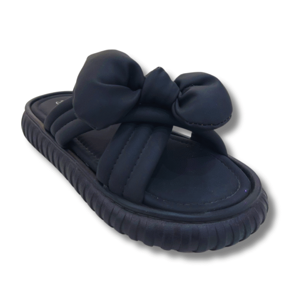sandalias planas con lazo negro