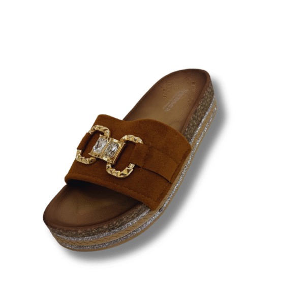 sandalias con aros dorados y piedras brillantes color camel