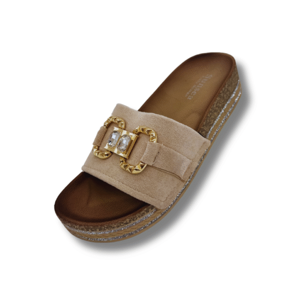 sandalias con aros dorados y piedras brillantes color beige