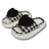 zapatillas de casa con corazon negro