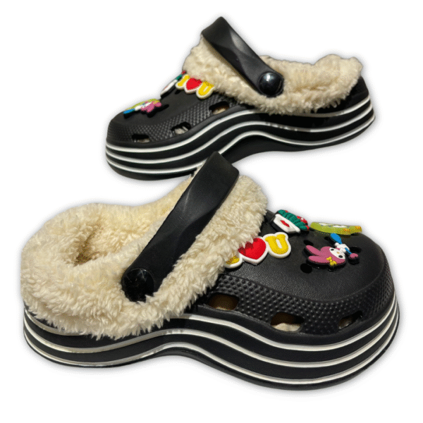 ZAPATILLAS DE PLATAFORMA COLOR NEGRO CON PELITO