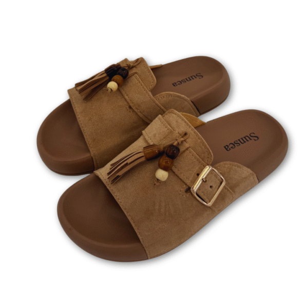 Sandalia pala bohemia color beige con hebilla y borla