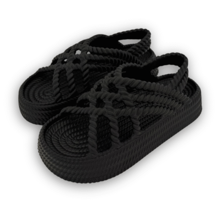 Sandalia tipo pala trenzada color negro de material EVA ligero.