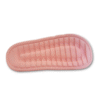 Primer plano del diseño trenzado de la sandalia de goma rosa.