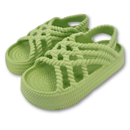 Primer plano del diseño trenzado de la sandalia de goma verde